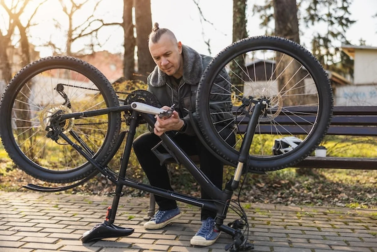 Mężczyzna sprawdzający pedał roweru górskiego przed jazdą