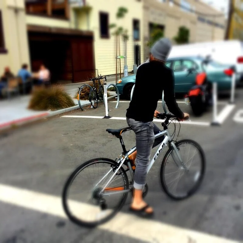 Mężczyzna jeżdżący rowerem po drodze