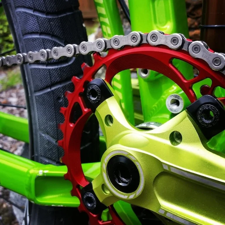 Zbliżenie spadającego łańcucha rowerowego