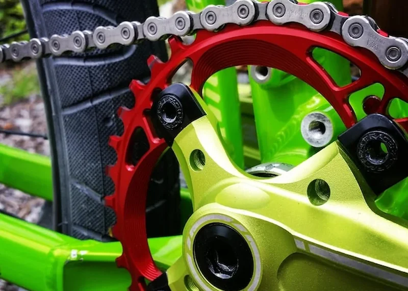 Zbliżenie spadającego łańcucha rowerowego