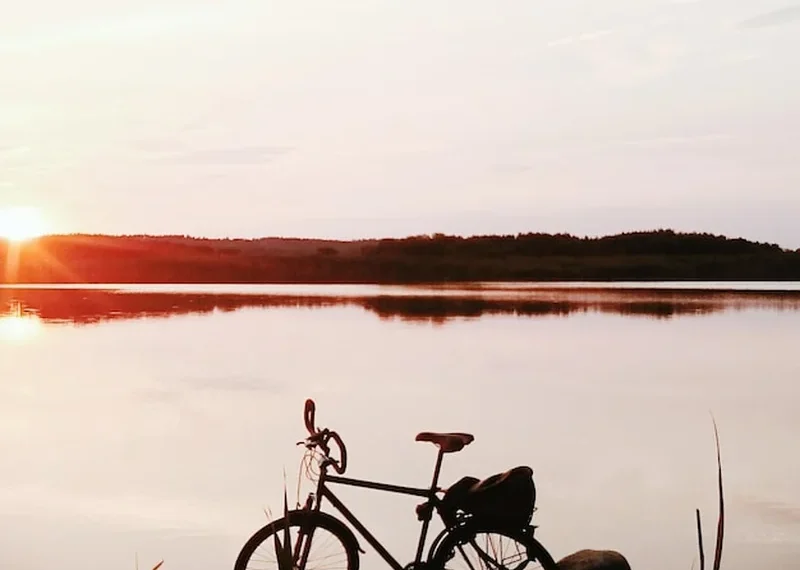 Rower nad jeziorem podczas zachodu słońca