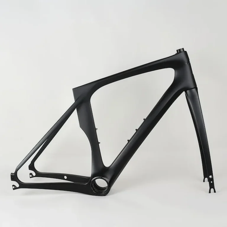 Czarna ramka roweru na białym tle z przednim i tylnym widelcem oraz słupkiem siedzenia