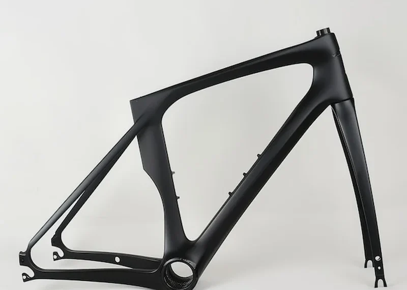 Czarna ramka roweru na białym tle z przednim i tylnym widelcem oraz słupkiem siedzenia