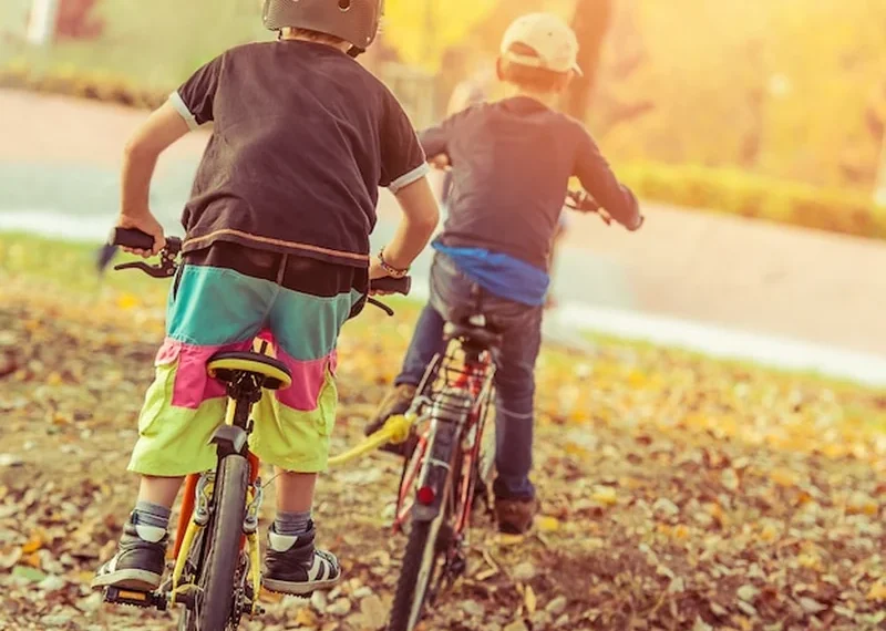 Dzieci na rowerach w parku