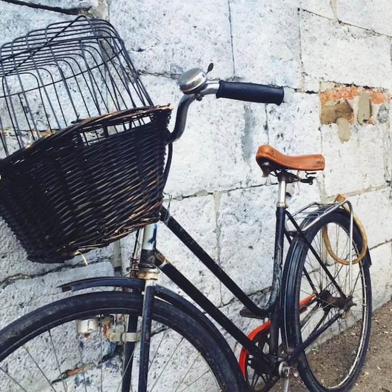 Rower zaparkowany przy ścianie