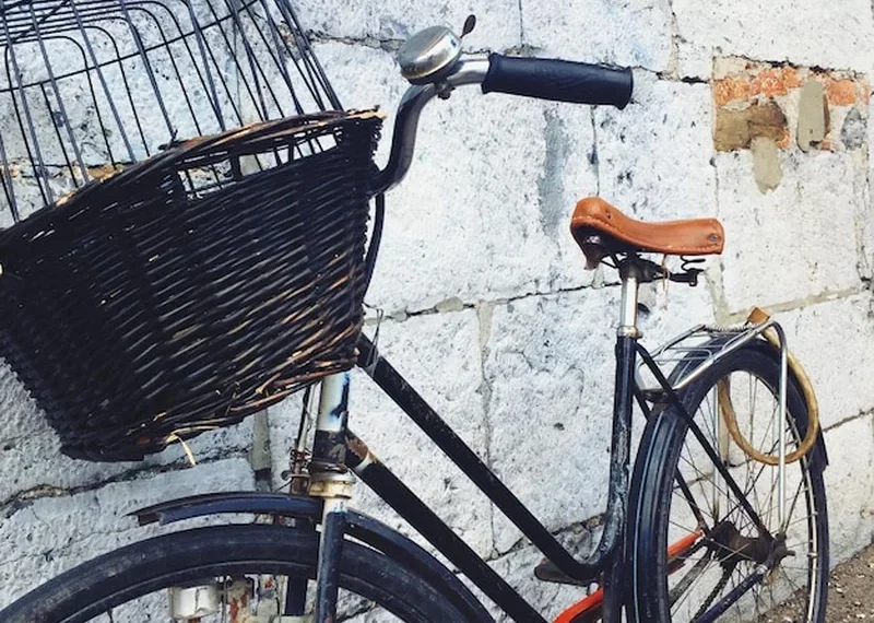 Rower zaparkowany przy ścianie