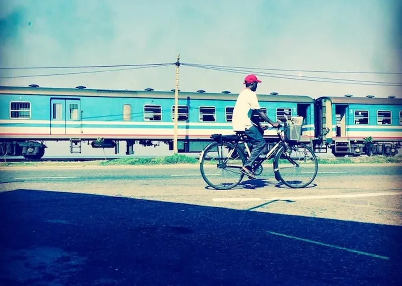 Mężczyzna jeżdżący rowerem w pociągu