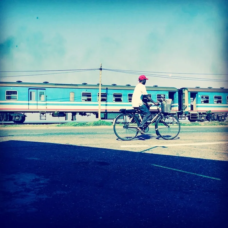 Mężczyzna jeżdżący rowerem w pociągu