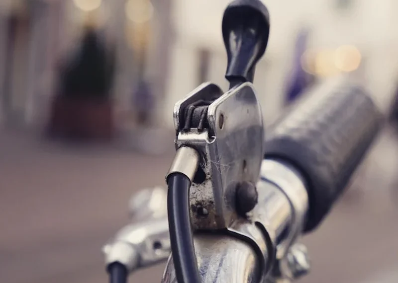 Zbliżenie kierownicy roweru