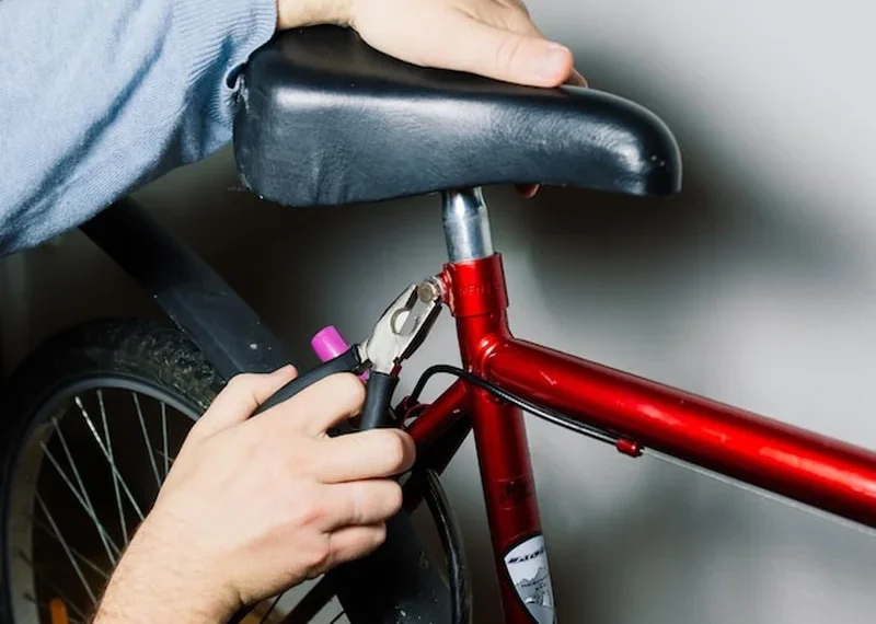 Serwisant naprawia oponę rowerową narzędziami