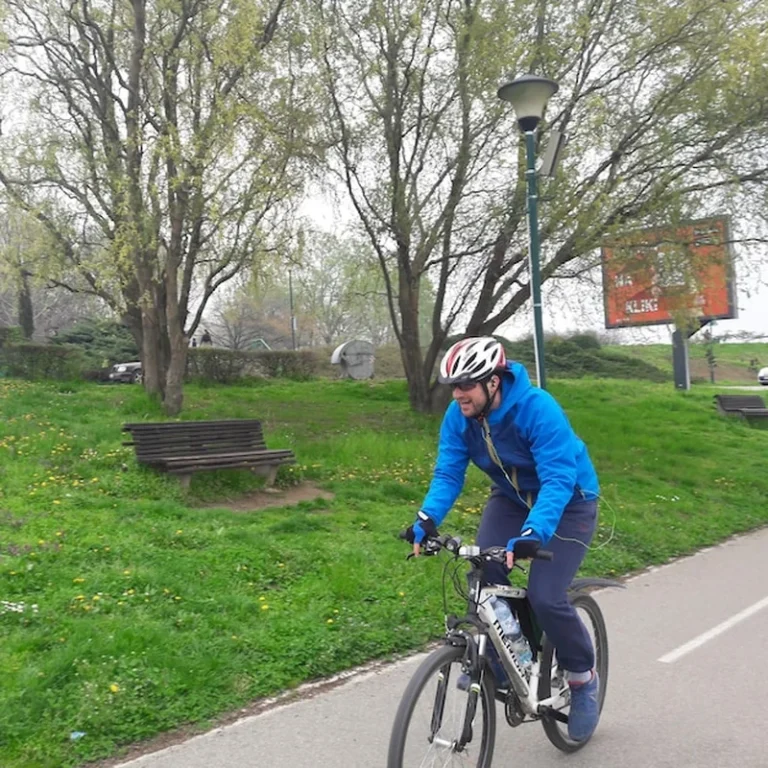 Mężczyzna na rowerze na drodze