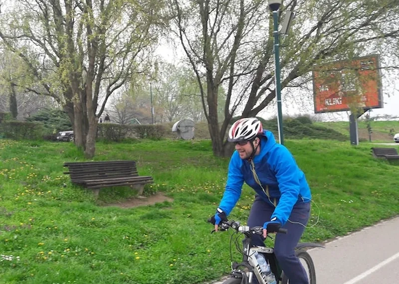 Mężczyzna na rowerze na drodze