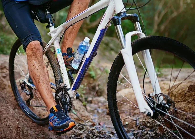Osoba w butach rowerowych przygotowana do rowerowej przygody na świeżym powietrzu