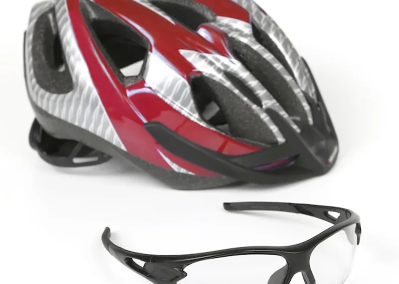 Rowerowe przezroczyste okulary na tle kasku