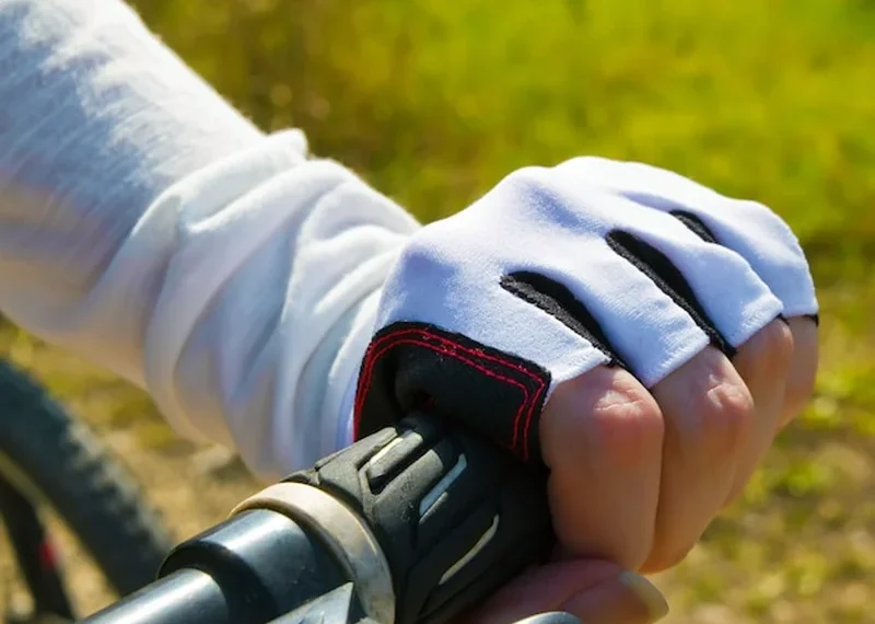 Kobieta jedzie bicykl w parku na rowerze