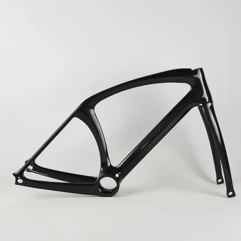 Czarna ramka roweru na białym tle z widelcami i otworem