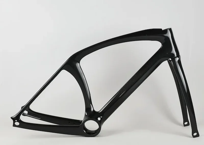 Czarna ramka roweru na białym tle z widelcami i otworem