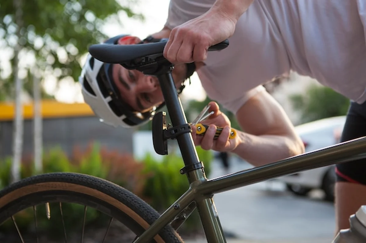 Mężczyzna regulujący siodełko rowerowe