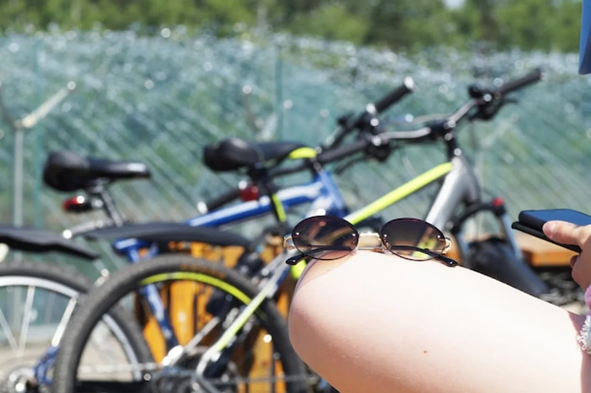 Okulary odporne na sól leżą na kolanach przed rowerami
