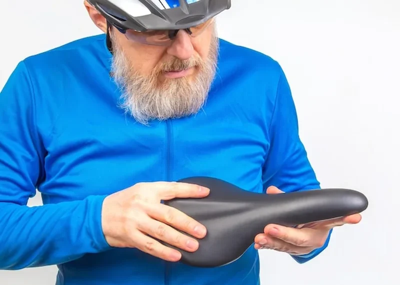 Mężczyzna sprawdza miękkość siodła roweru