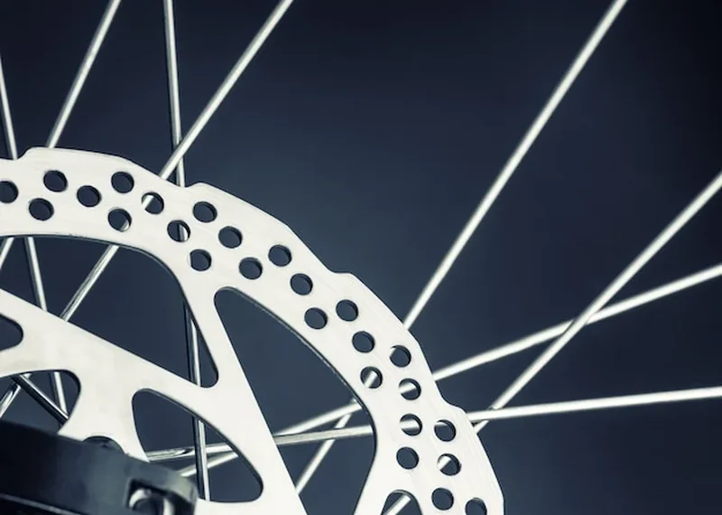 Zbliżenie piszczącego hamulca tarczowego roweru