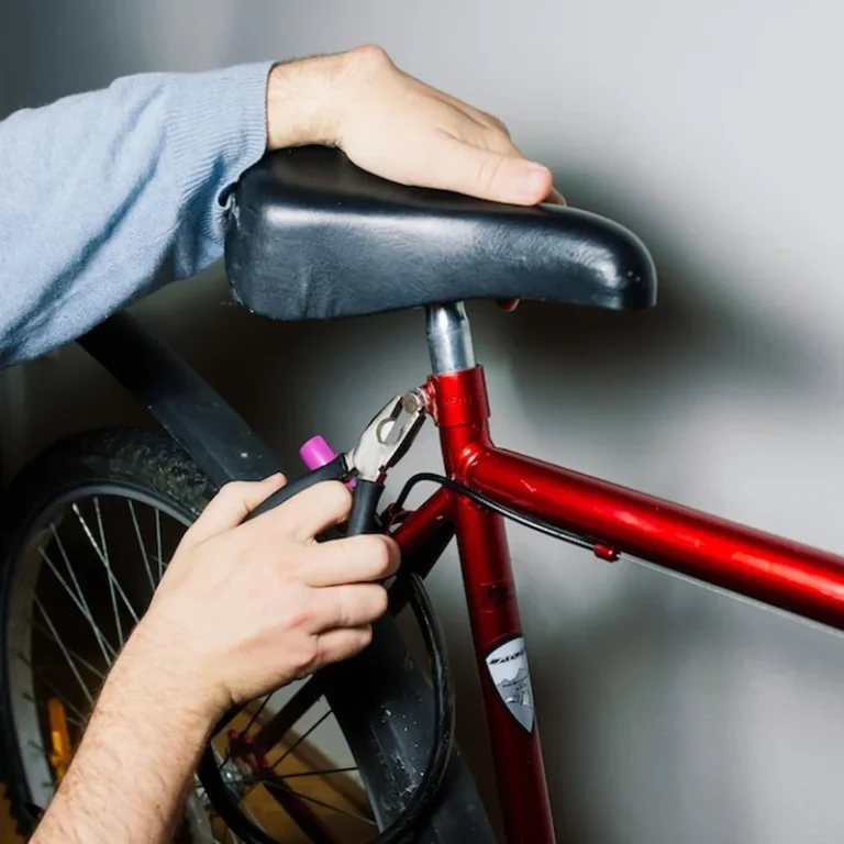 Serwisant naprawia oponę rowerową narzędziami