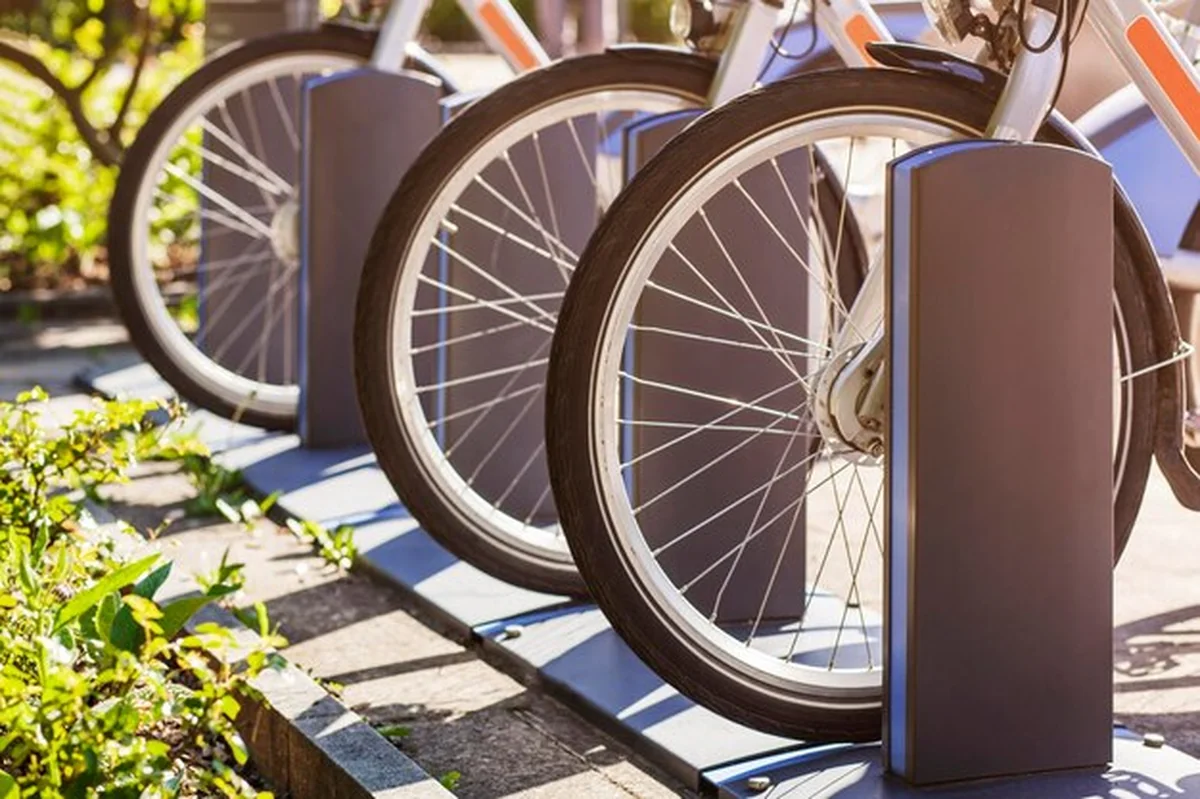 Rowery elektryczne na ładowaniu w Miejskiej Stacji Ładowania. Do wynajęcia