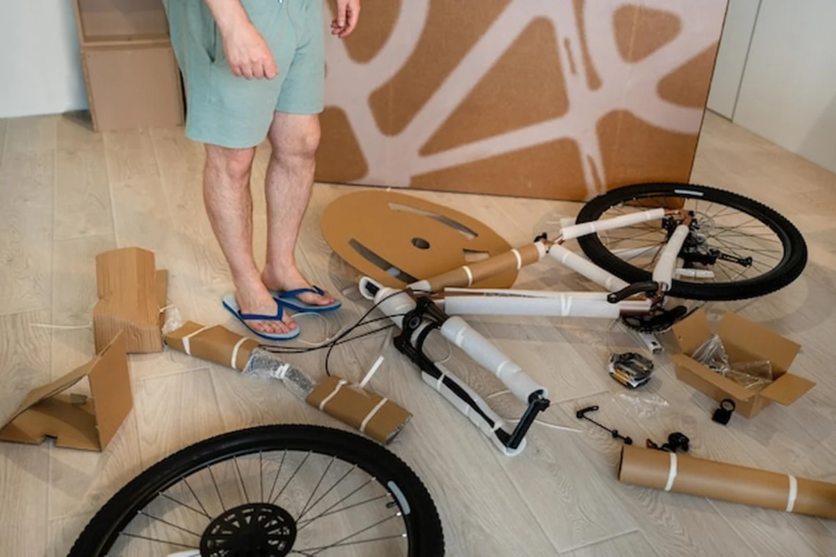 Mężczyzna montuje nowy rower dostarczający towary z rynków