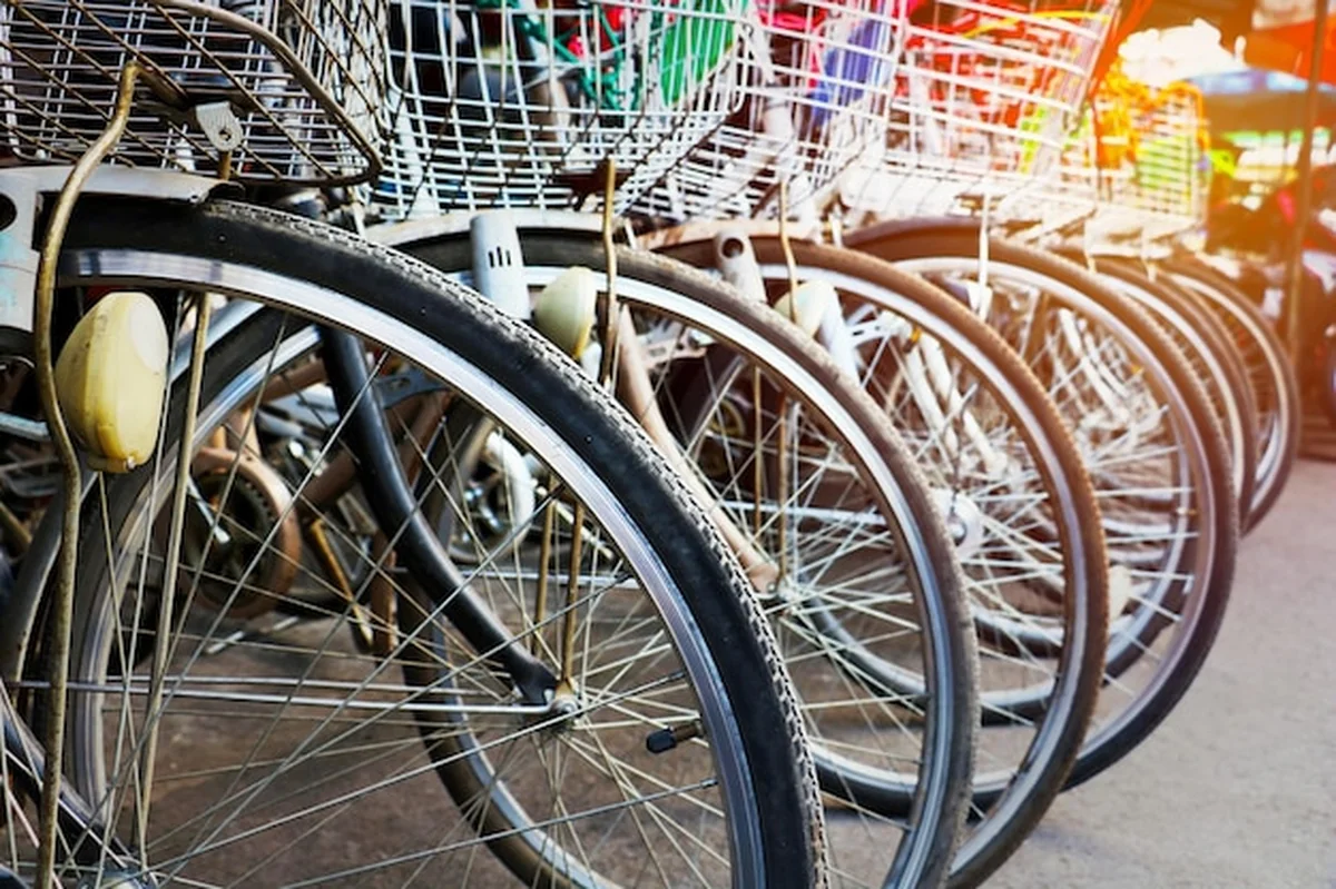 Rower na parkingu